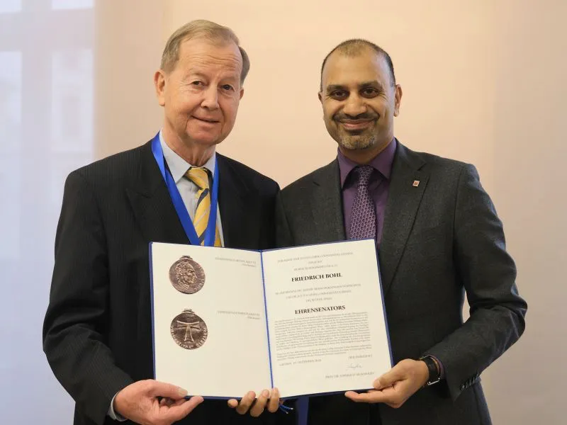 Friedrich Bohl (links) mit JLU-Präsident Prof. Dr. Joybrato Mukherjee. (Foto:  JLU-Pressestelle / Rolf K. Wegst)